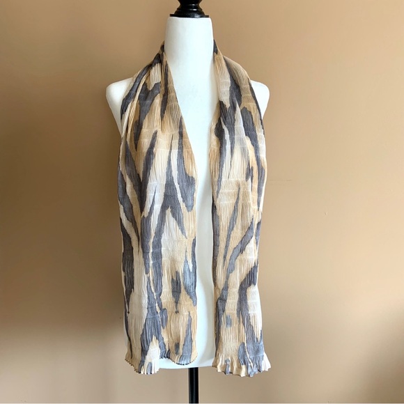 Stylized tiger stripe pleated scarf - Picture 2 of 5